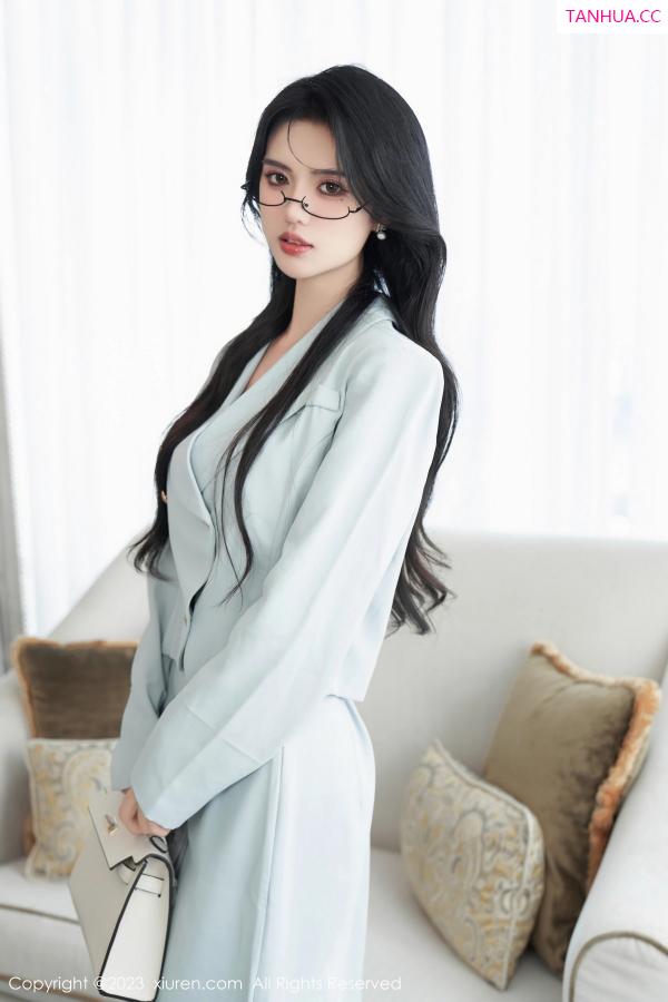 李浅浅  [XiuRen]高清写真图 2023.11.23 No.7708 浅浅Danny 长裙美腿第14张图片
